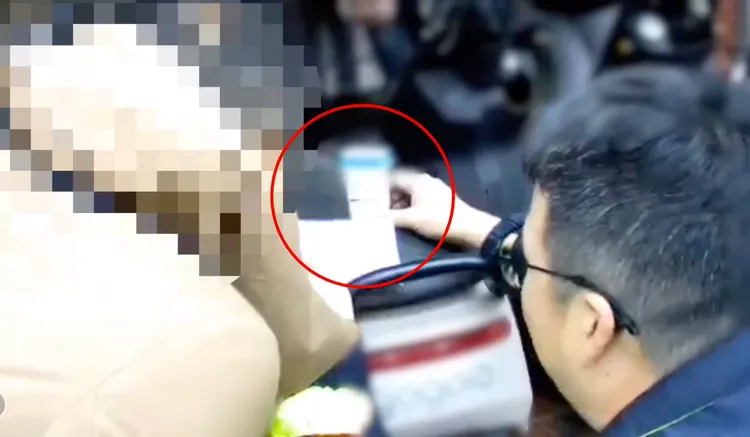 简姓男子(38岁)违停被警方拦检发现浓浓K他命气味，经唾液毒品快筛呈阳性反应，当场开单扣车并依毒品罪嫌法办。翻摄画面