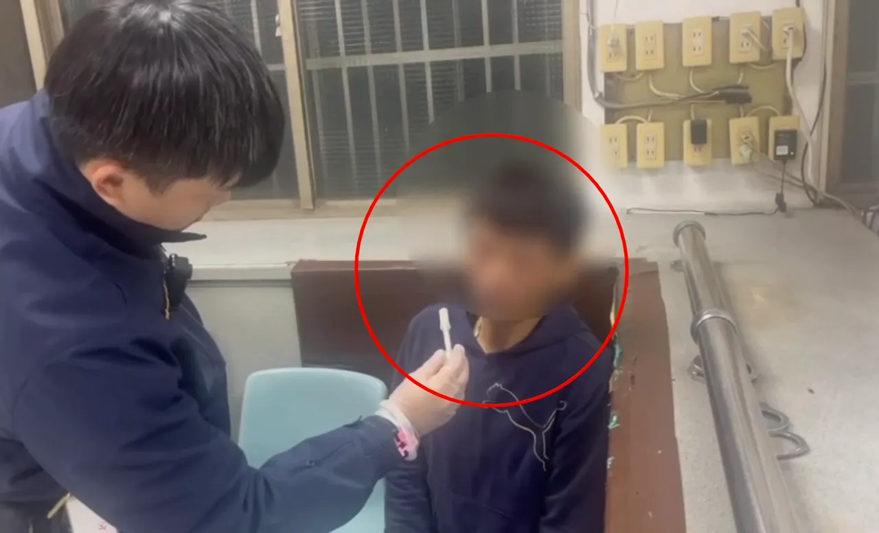 林口警查获车上3人持毒，黄姓驾驶唾液被验出安非他命阳性反应，这也是新北首例唾液快筛检测出毒驾。翻摄画面