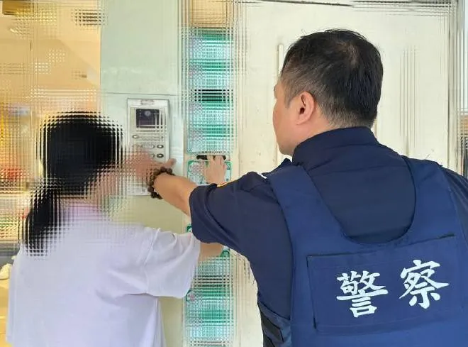 警方護送女子返家。翻攝畫面