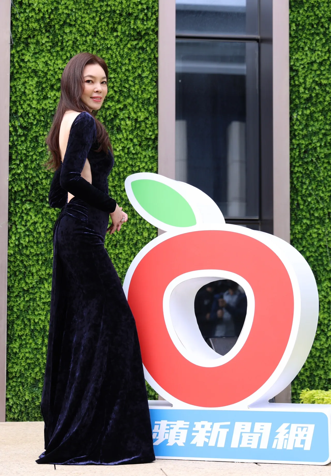 曾馨莹特别为颁奖典礼，穿上唯美的露背礼服。彭欣伟摄