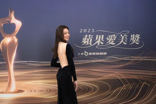 曾馨莹美背露到不能再露　「苹果爱美奖」颁奖给代言的逆时针