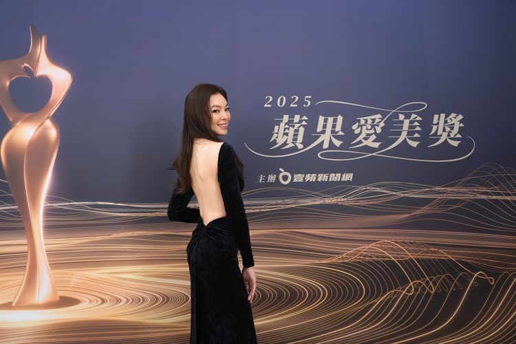 曾馨瑩美背露到不能再露　「蘋果愛美獎」頒獎給代言的逆時針