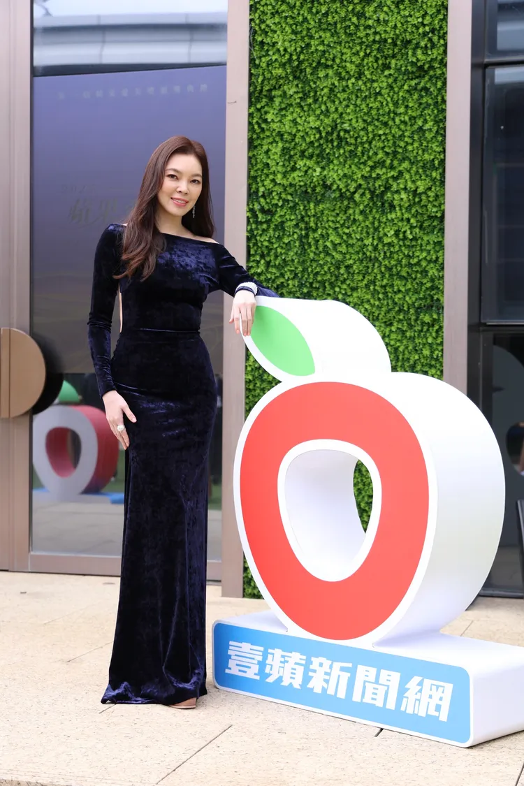 曾馨瑩表示最近剛好瘦了一些，可以完美展現這套禮服的優美曲線。彭欣偉攝