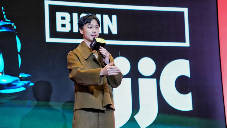 施柏宇分享到韩国拍戏与车太铉的互动。集集创造娱乐提供