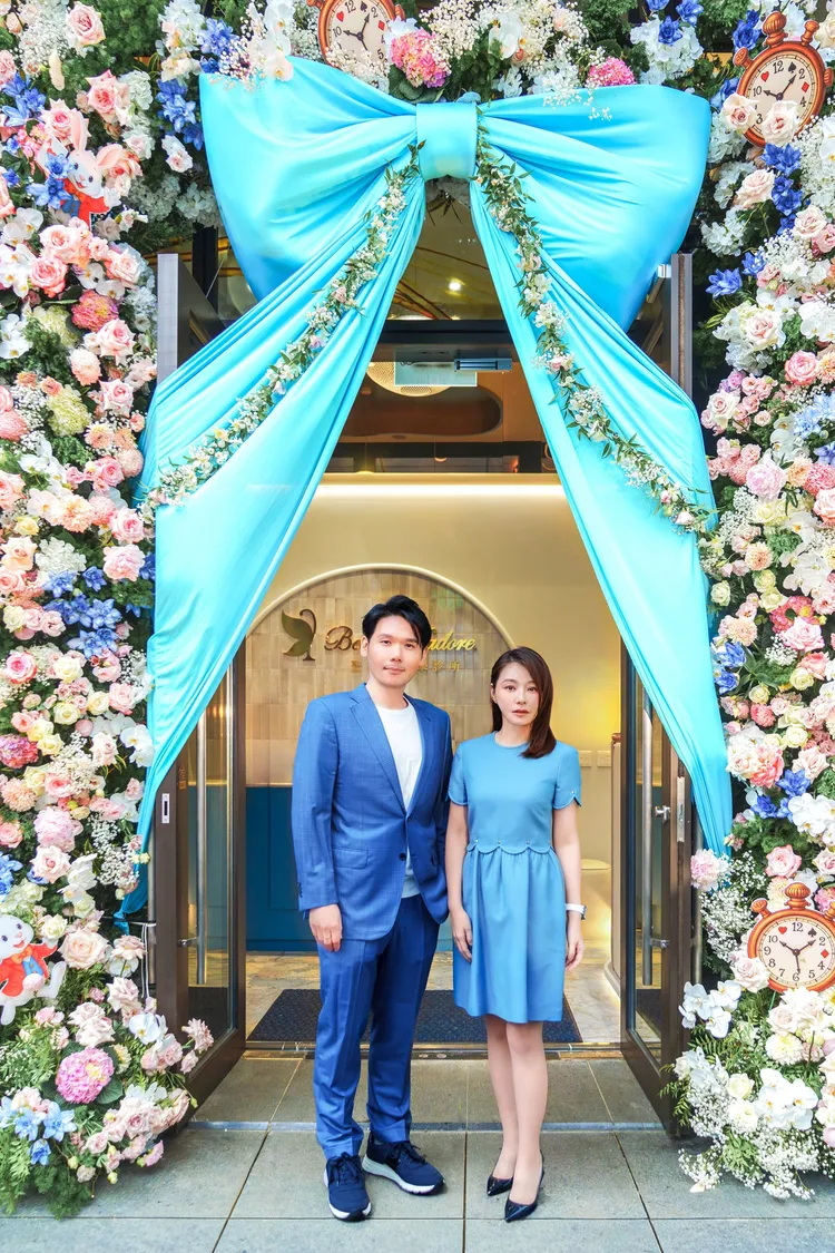 薛博仁（左）與董娘陳怡蓉開了第8間店。聖緹雅醫療集團提供