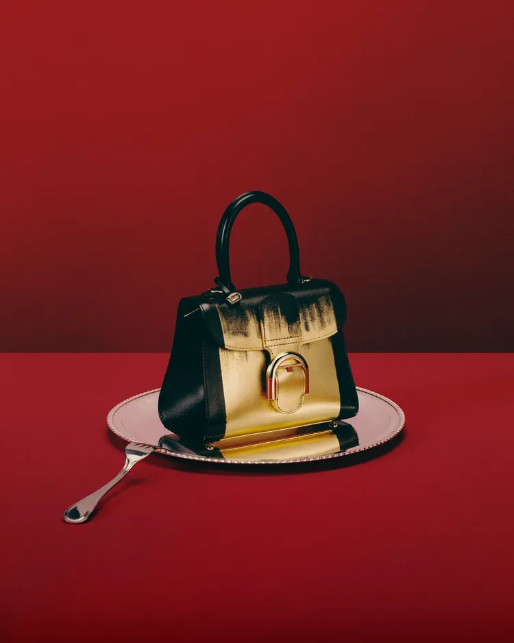 Brillant Mini鎏金款以搶眼黑金色外觀成為年末跑趴季必備奢華配件。品牌提供
