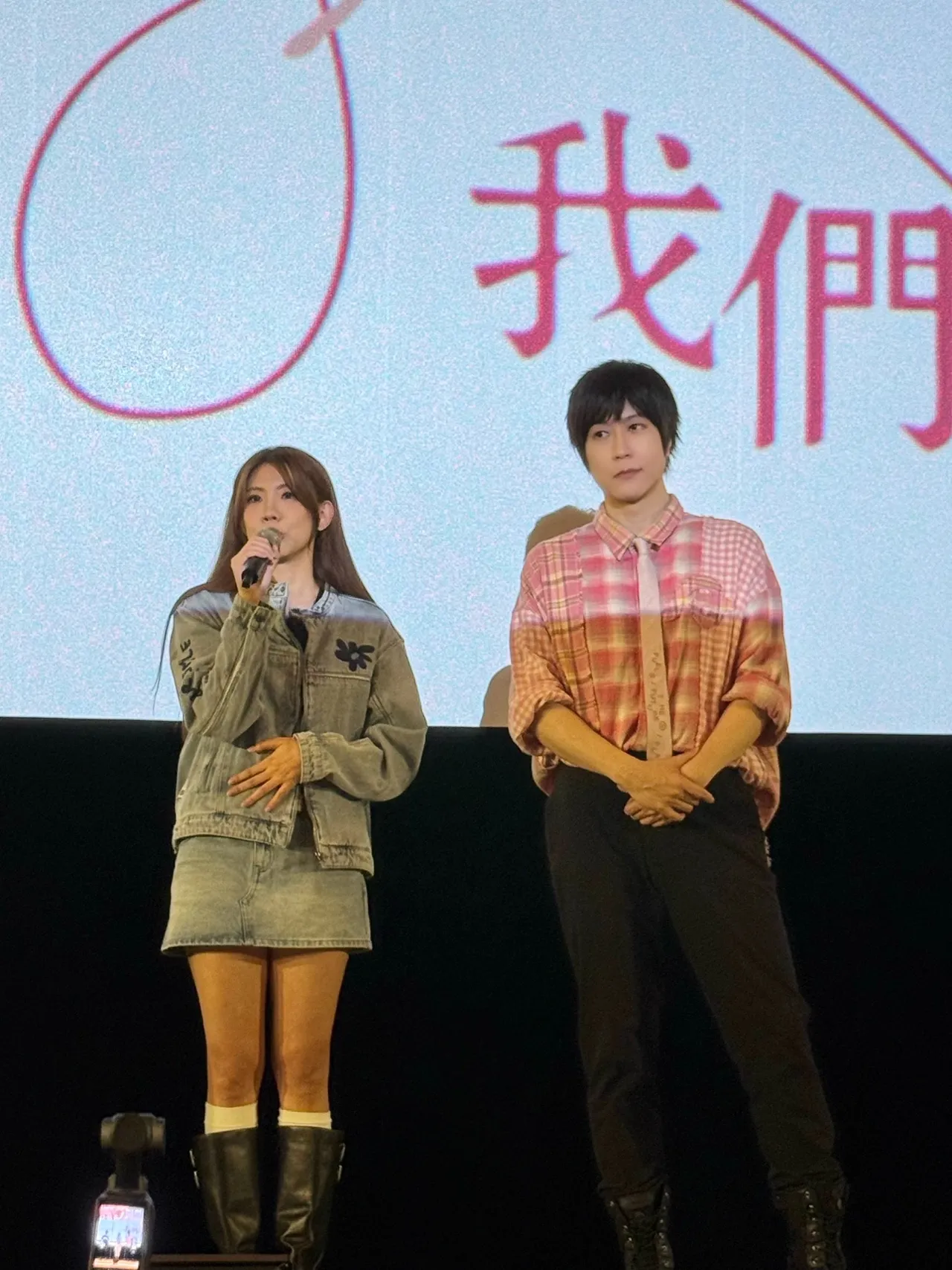 阿信与创作歌手小V一起合唱电影歌曲。壹壹喜喜提供