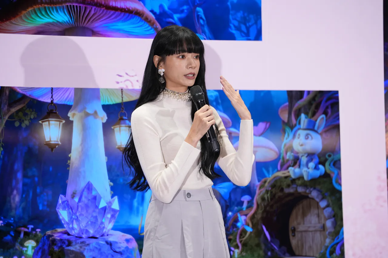 郭源元扶阿嬷过马路，心中莫名感动。摄影中心摄