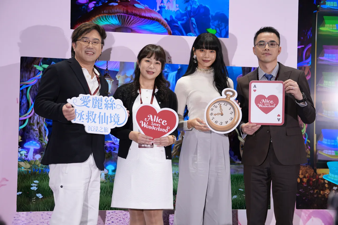 郭源元（右二）与主办单位开心合影。摄影中心摄