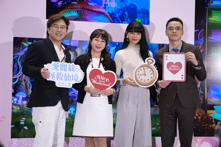 郭源元（右二）與主辦單位開心合影。攝影中心攝