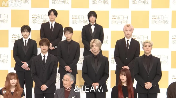 《第76届红白歌唱大赛》今公布演出阵容，&TEAM首度入选，成员NICHOLAS（王奕翔，粉红色头发）成为首度登上红白的台湾男歌手。翻摄NHK YouTube