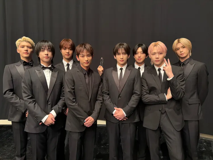 FUMA（右三）拿著缺席的JO立牌，一起見證&TEAM首度站上紅白。YX LABELS提供