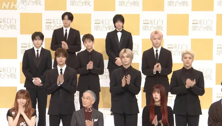 &TEAM由隊長EJ（前排左起）、K、MAKI、YUMA（第2排左起）、HARUA、NICHOLAS（王奕翔）、FUMA（後排左）、TAKI組成，JO因個人行程缺席。翻攝NHK YouTube