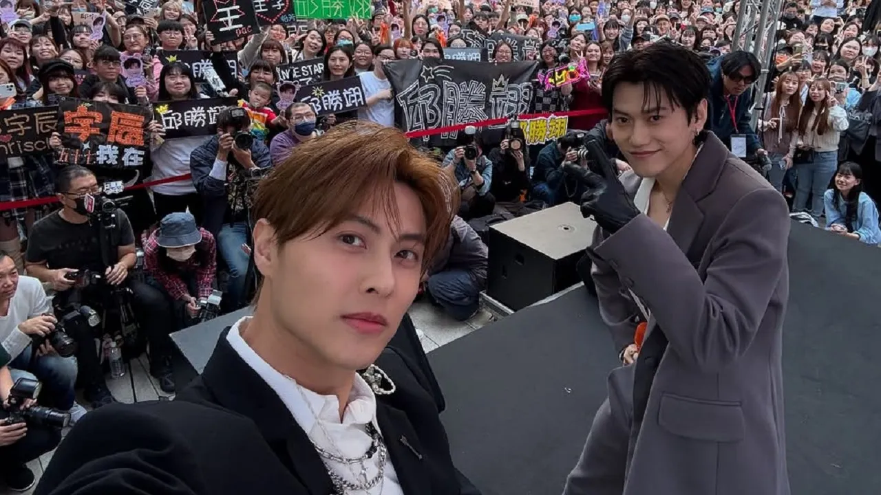 王子（左）和弟弟邱宇辰3月一起舉辦簽唱會，兄弟感情不錯。翻攝王子邱勝翊IG