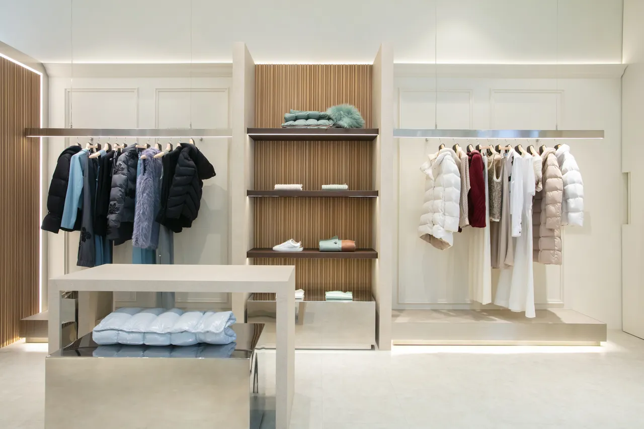 空间运用自然温暖的浅灰与米色调，搭配精致木质与金属元素，营造出温润简约的视觉享受。品牌提供