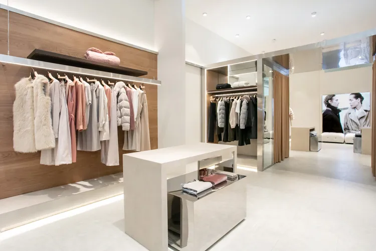 女士系列推出生態皮草羽絨大衣、羊羽絨斗篷大衣。品牌提供