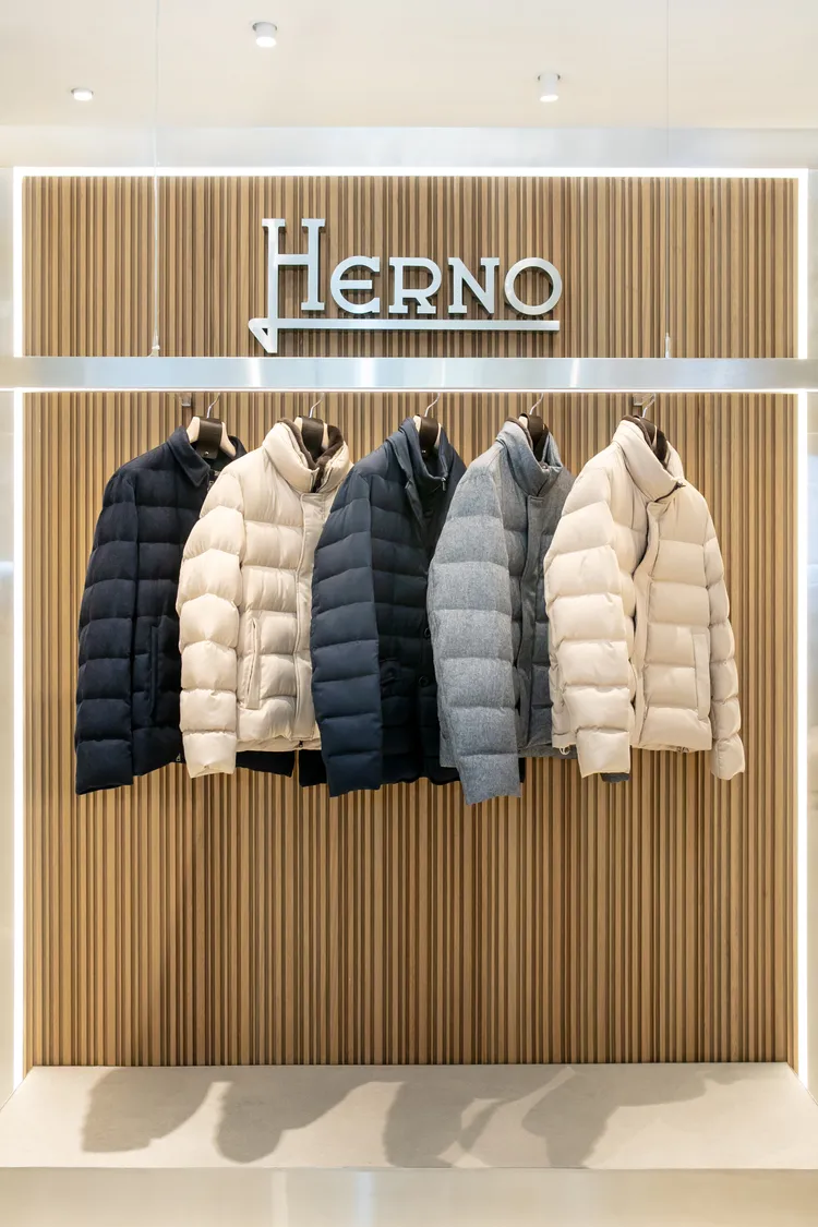  2025秋冬新品延續了品牌「輕」與「暖」並存的設計精神。品牌提供