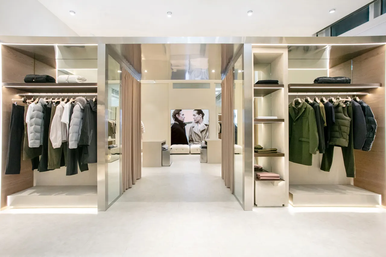 男仕系列推出经典风衣、轻盈羽绒衣及羊绒混搭大衣。品牌提供