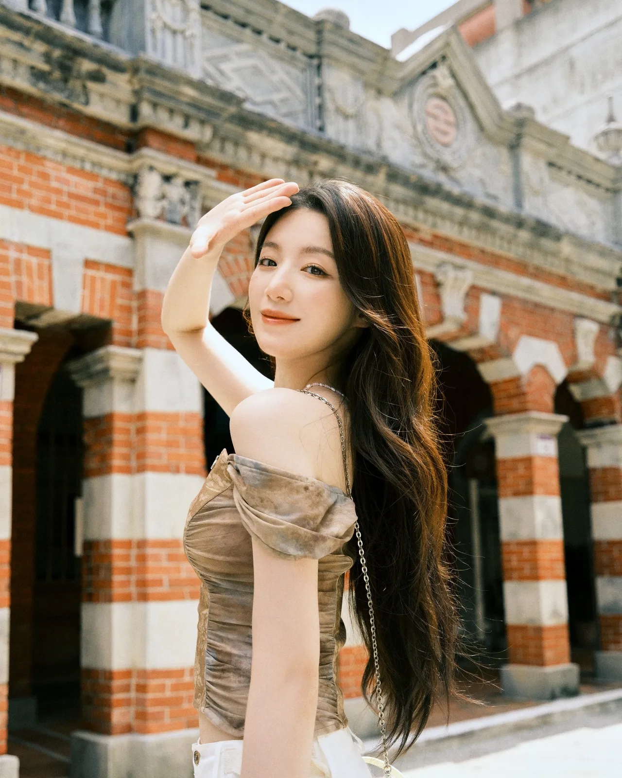 叶舒华漫游于古典美之桃园大溪老街。观旅局提供