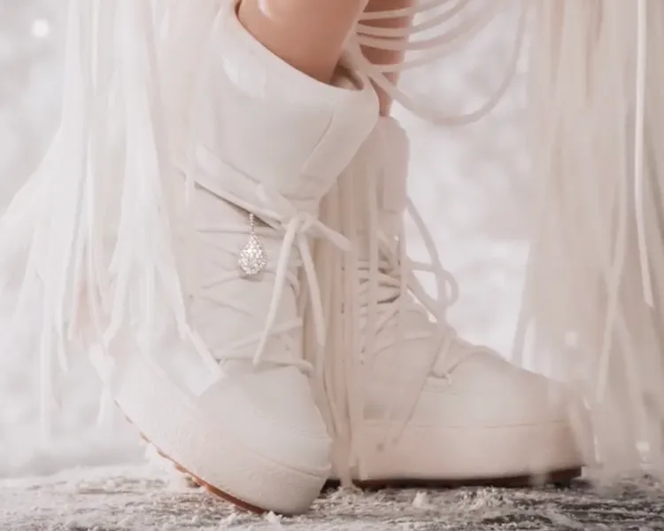 韓韶禧把Boucheron珠寶穿戴在鞋上。翻攝影片