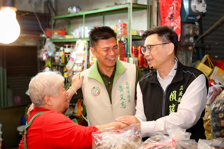 賴瑞隆30日展開密集市場掃街行程，連續走訪三個市場。翻攝畫面