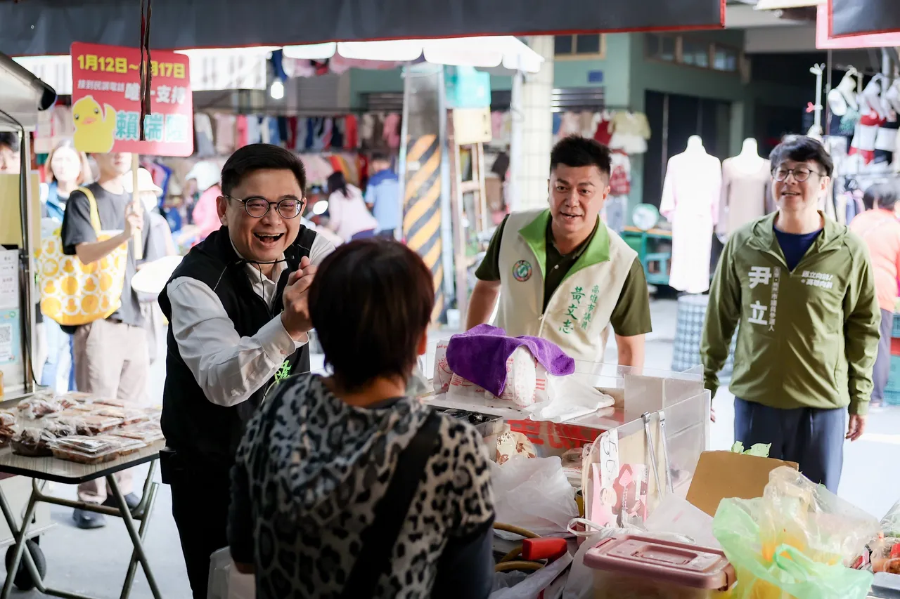 賴瑞隆30日展開密集市場掃街行程，連續走訪三個市場。翻攝畫面