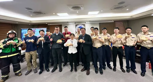 豬肉解封！劉世芳率替代役嗑「刈包」　喊話民眾「多吃國產豬」