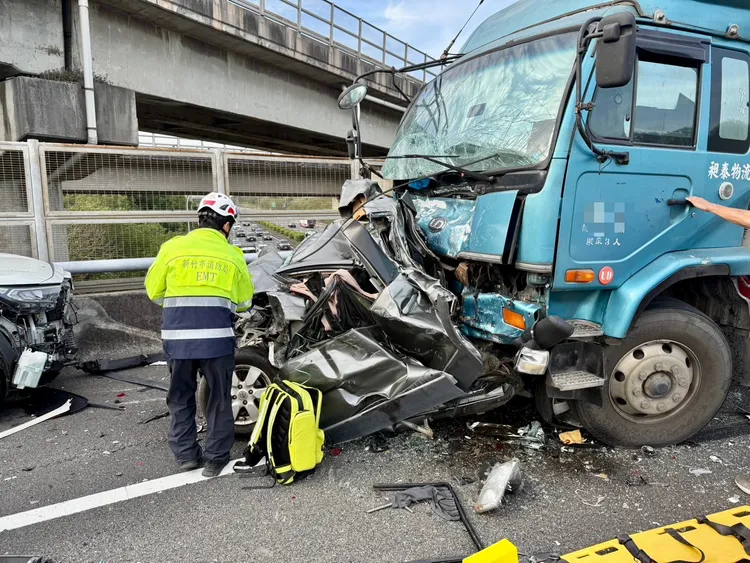 車禍現場。新竹市消防局提供