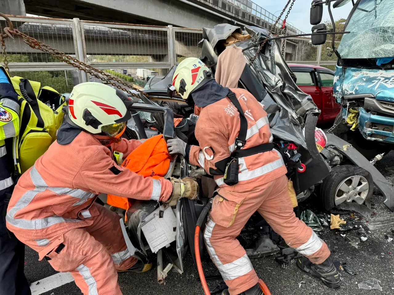 国3新竹段7车事故！这台夹心车成废铁　6人送医