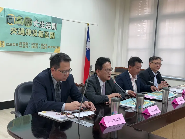 南高屏7立委許智傑、邱志偉、林俊憲、林宜瑾、鍾佳濱、徐富癸等，今於立法院共同舉辦「南高屏大生活圈，交通建設新藍圖」記者會。許智傑辦公室提供