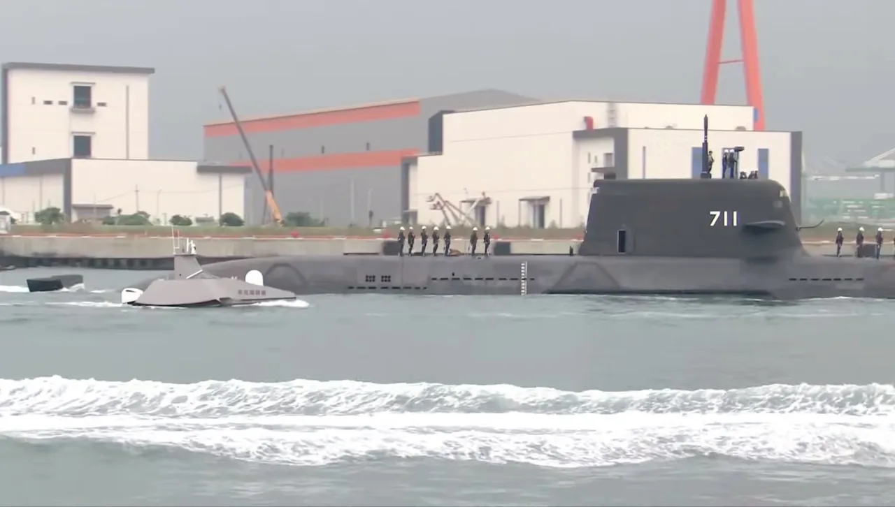 国造潜舰（IDS）原型舰「海鲲号」（SS-711）今（27）日清晨进行第四次海测。读者提供