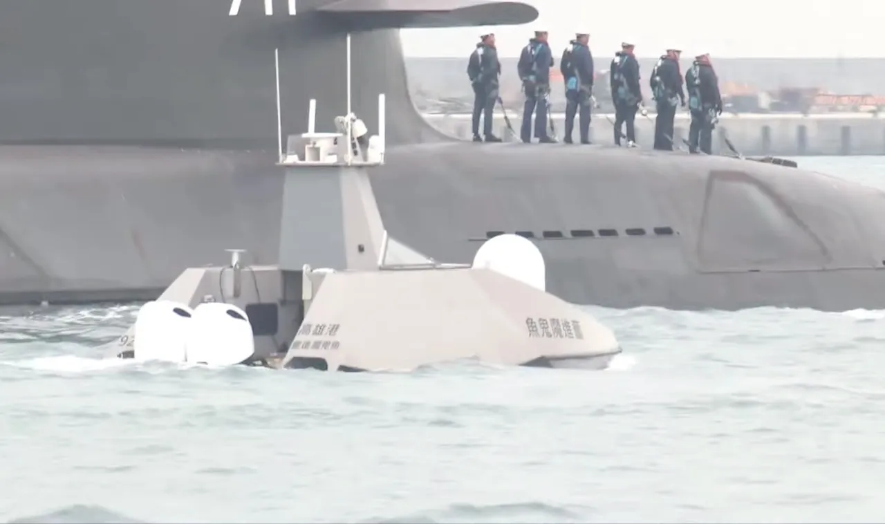 海鲲号潜舰第四度海测，无人船奋进魔鬼鱼亮相。读者提供