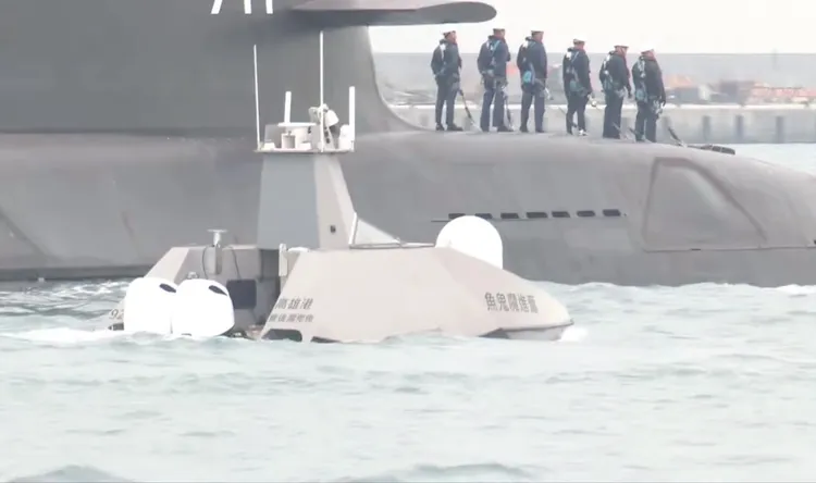 海鯤號潛艦第四度海測，無人船奮進魔鬼魚亮相。讀者提供