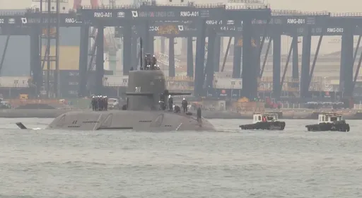国造潜舰海鲲号今晨第四次海试　「奋进魔鬼鱼」也现身
