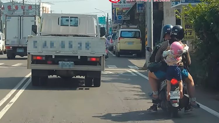 小孩懸掛機車尾部好驚險!岡山警開單告發 還做這件事維護兒童安全