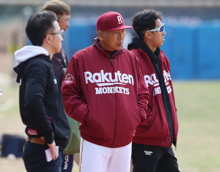 乐天刚夺冠就换掉教头古久保健二(中)。 中央社