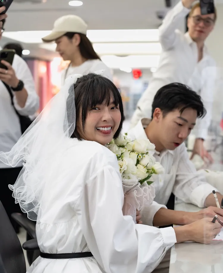 黃沐妍（左）10月和老公登記結婚。。翻攝黃沐妍IG