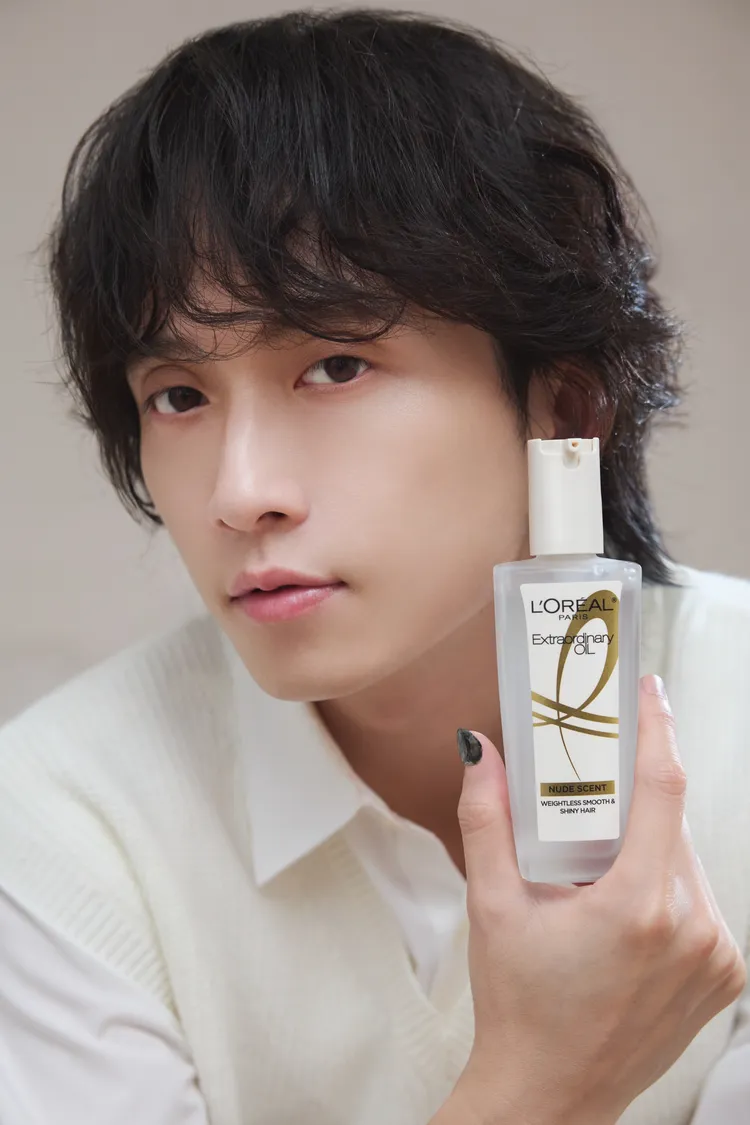 巴黎萊雅邀創作歌手邱鋒澤共同演繹「暖木裸香髮油」。品牌提供