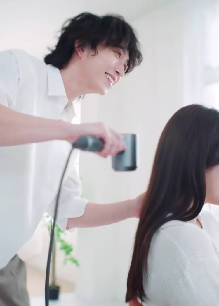 邱鋒澤在影片中幫女友吹頭髮。翻攝影片