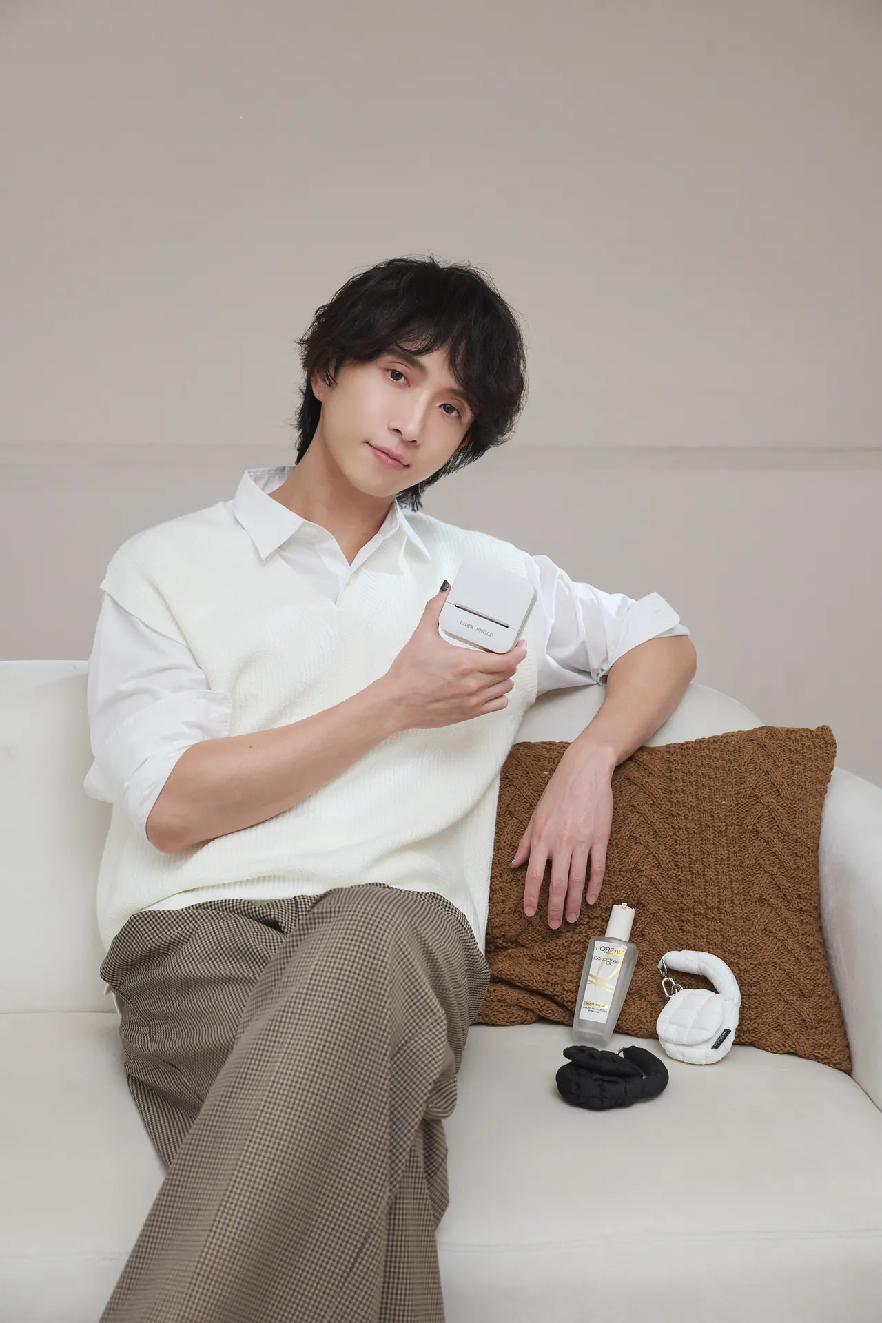 巴黎莱雅邀创作歌手邱锋泽共同演绎「暖木裸香发油」。品牌提供