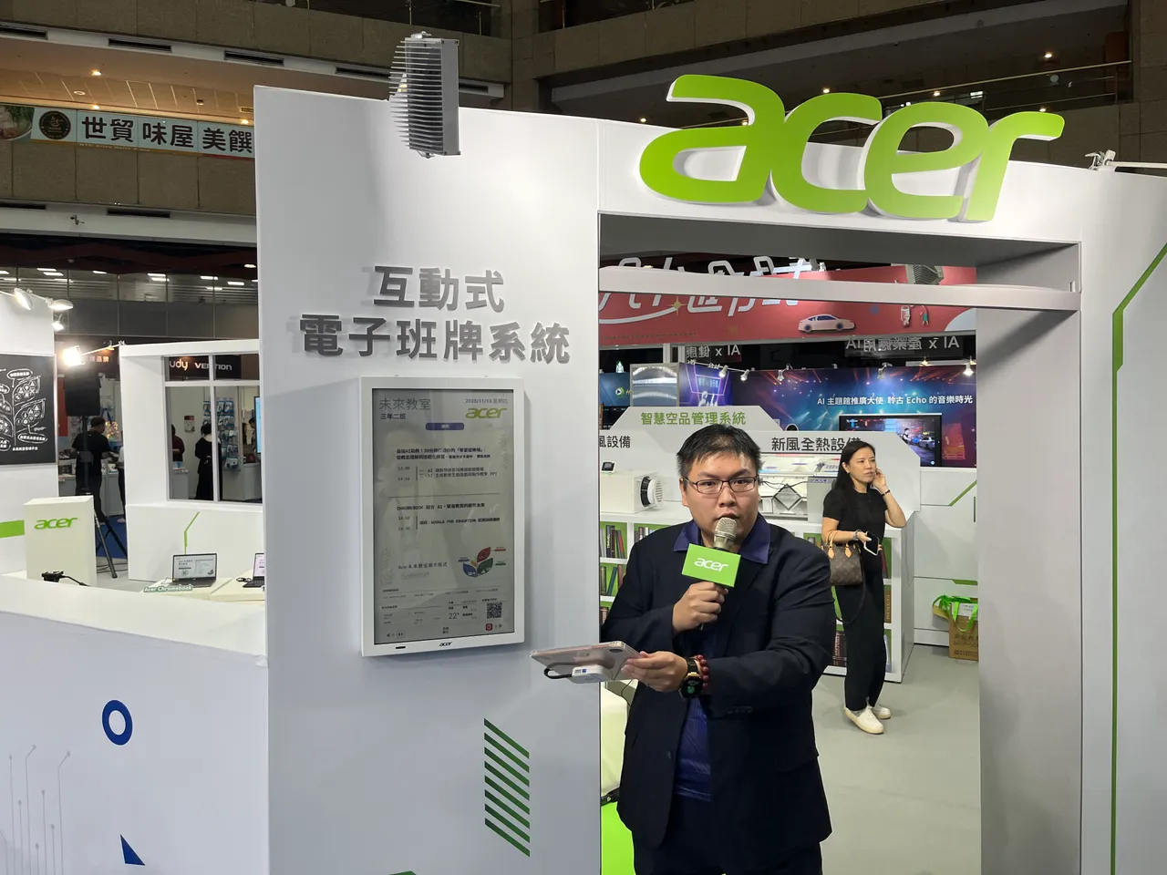 「宏碁互动式电子班牌系统」采全彩电子纸设计，具备节能环保优势，可实现一键课表更新。图/周奕豪