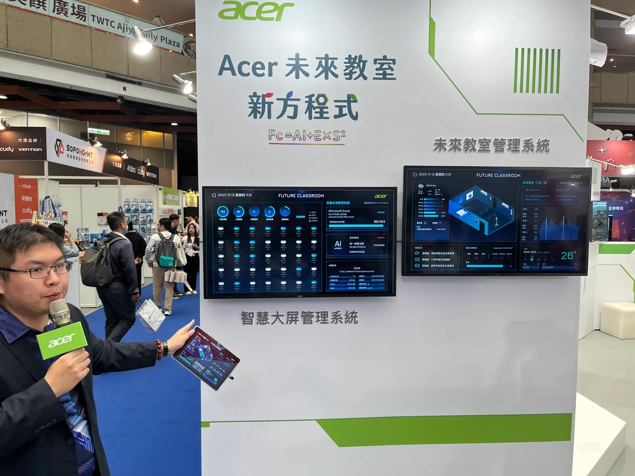 「宏碁智慧大屏管理系统」提供教师及高自由度进行互动教学。图/周奕豪