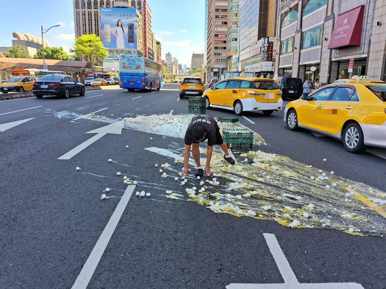 雞蛋破裂噴出大量蛋液。翻攝畫面