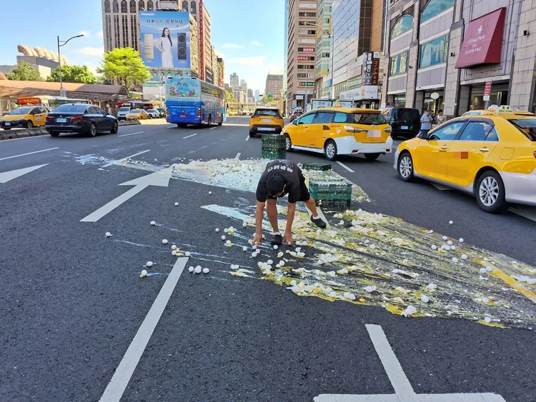 雞蛋破裂噴出大量蛋液。翻攝畫面