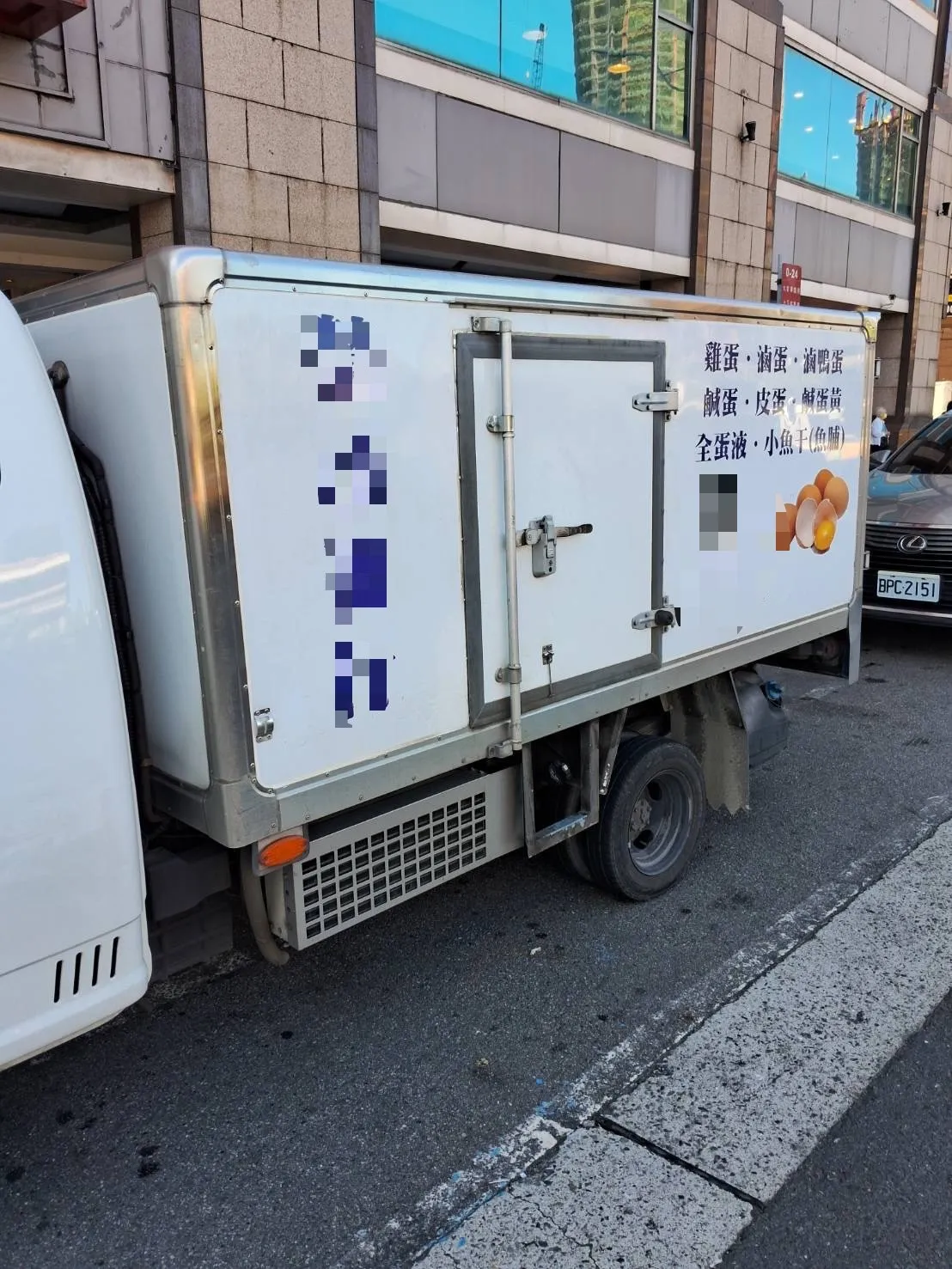 掉出雞蛋的小貨車。翻攝畫面