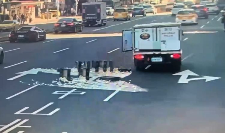 蛋蛋的哀傷！小貨車右拐噴出大量雞蛋　北市忠孝西路遭蛋洗