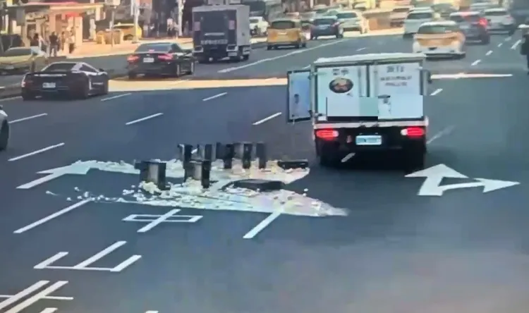 大量雞蛋噴在忠孝西路上。翻攝畫面