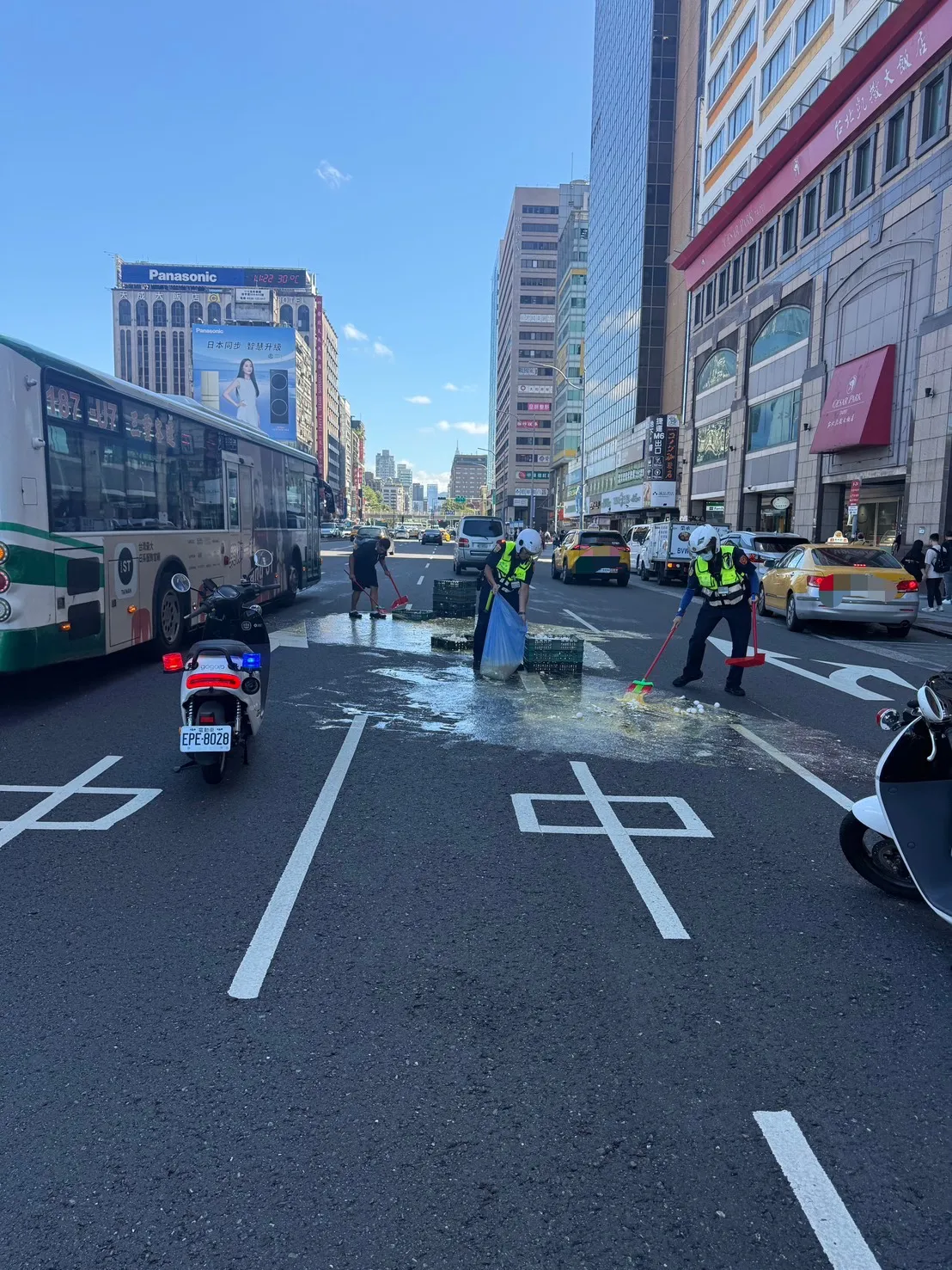 員警幫忙清理現場。翻攝畫面