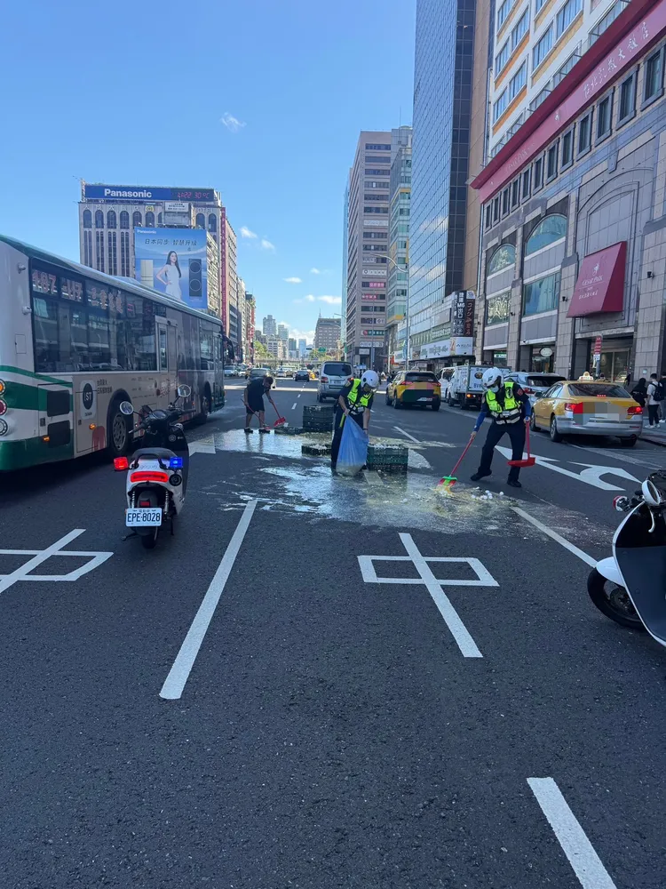 員警幫忙清理現場。翻攝畫面