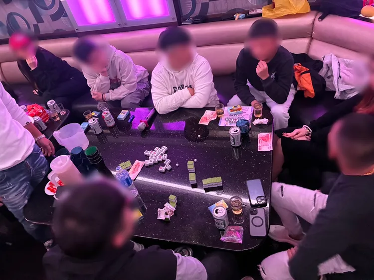 12名男女包下淡水好樂迪VIP包廂慶生，卻在裡面大玩麻將推筒子賭錢，遇上警方擴大臨檢，連蛋糕還沒切就先進警局。翻攝畫面